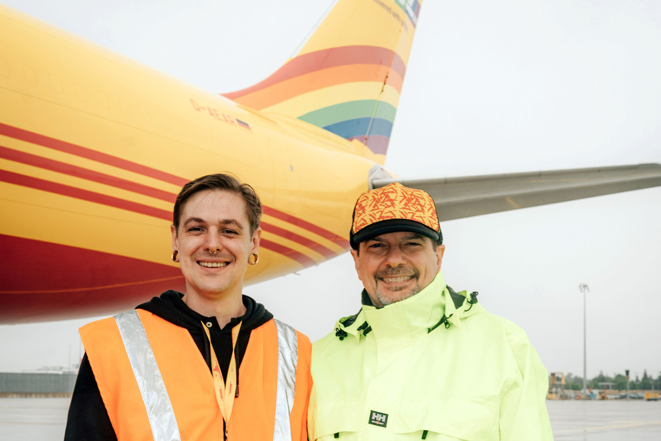 v.l.n.r. DHL Mitarbeiter und gleichzeitig Designer der Regenbogenflosse, Hannes Hochheim mit DHL Drehkreuz Geschäftsführer Elio Curti