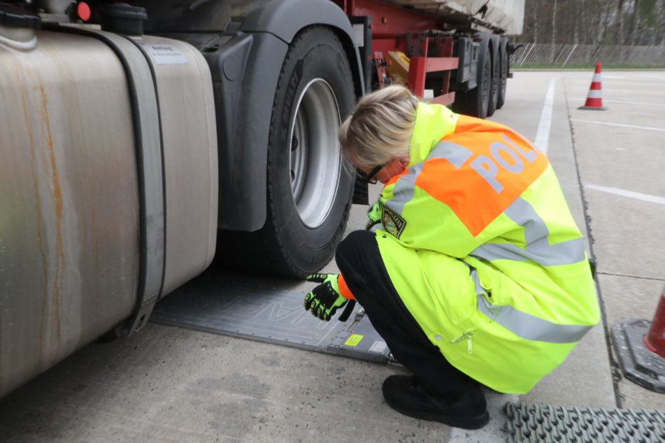 Tödlicher Arbeitsunfall! Mann beim Koppeln eines Lkw-Anhängers eingeklemmt und gestorben