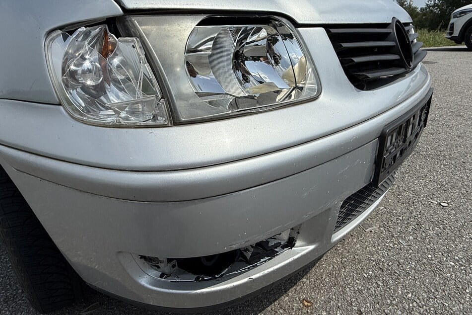 Die Anhänger beschädigten auch die Scheinwerfer des VW.