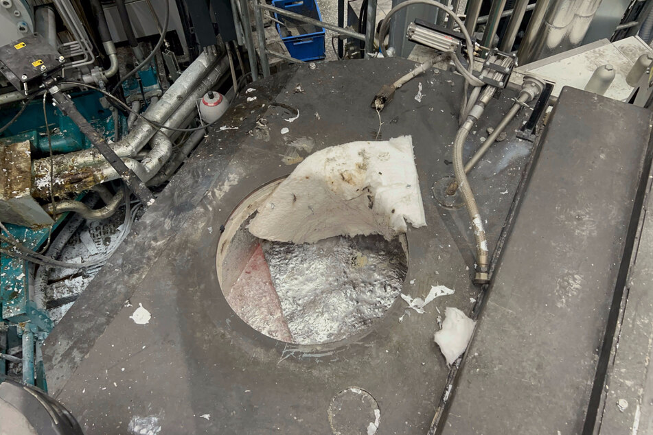Durch diese Öffnung am Ofen stürzte der 25-jährige Elektriker aus Versehen in das flüssige Aluminium hinein.