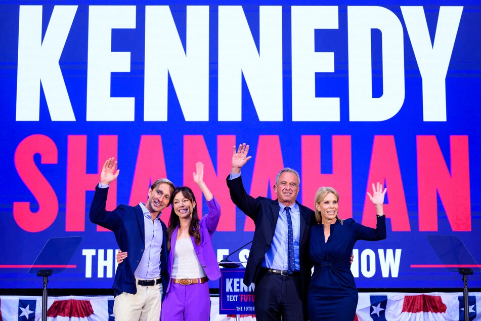 Presidential candidate Robert F. Kennedy Jr. (center r.) with his running mate Nicole Shanahan (center l.) alongside their spouses in Oakland, California on March 26, 2024.