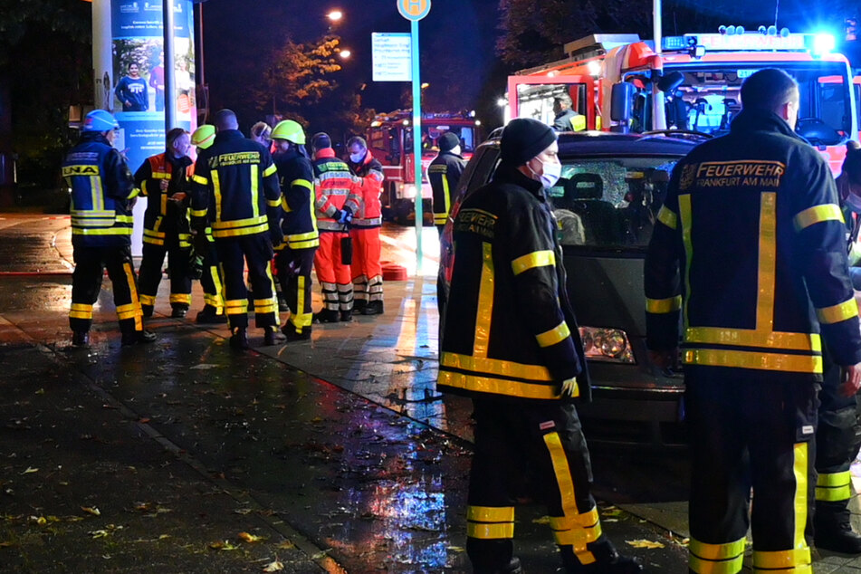 Frankfurt: Hochhaus-Brand in Frankfurt mit mehreren Verletzten: Großeinsatz der Feuerwehr