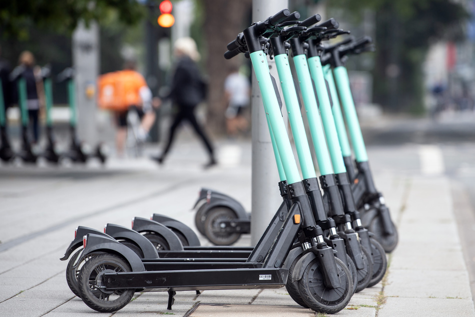 Die Zahl der 12.500 E-Scooter soll in Düsseldorf halbiert werden, wenn es nach Oberbürgermeister Stephan Keller (51, CDU) geht.
