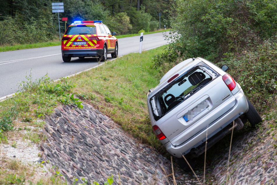Im Kreisverkehr hatte der 40-Jährige offenbar die Kontrolle über sein Auto verloren und war im Graben gelandet.