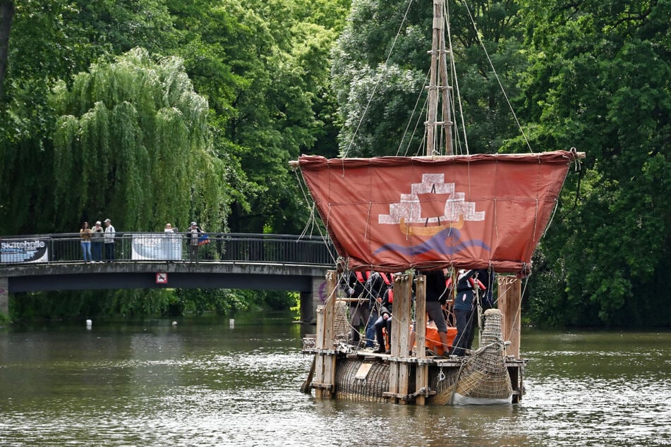 Chemnitz: Ahoi Chemnitz! Schilfboot auf dem Schlossteich