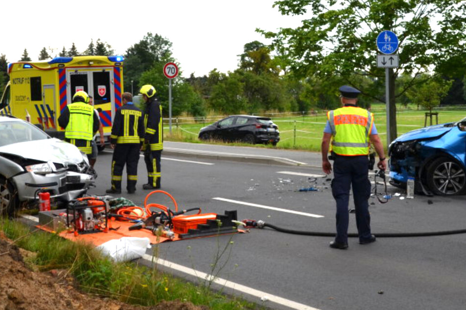 Schwerer Unfall in Ostsachsen: Fahrerin nach Crash in ihrem Auto eingeklemmt