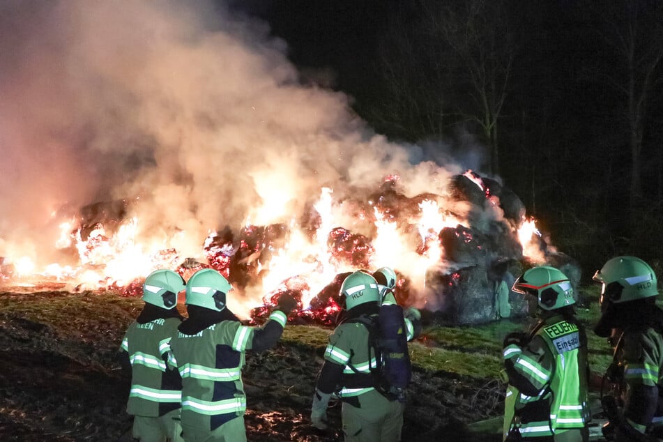 Menschen und Tiere kamen bei dem spektakulären Inferno glücklicherweise nicht zu Schaden. Die Polizei geht von Brandstiftung aus.