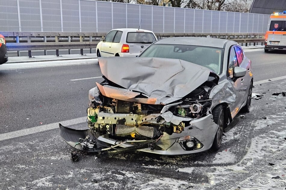 Autos stehen durch das Glatteis verkehrt herum auf der Fahrbahn.