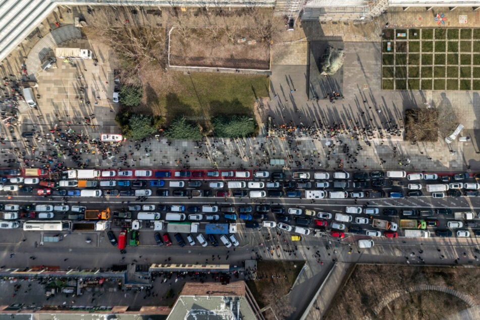 Auf der Brückenstraße versammelten sich etwa 3000 Personen mit etwa 1000 Fahrzeugen.