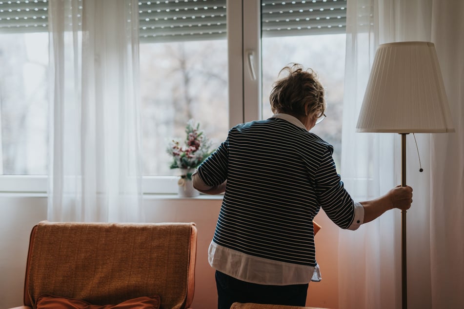 Der Betrüger überrumpelte eine Seniorin (Symbolfoto) und betrat einfach ihre Wohnung.
