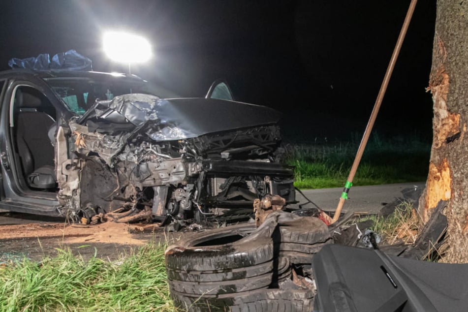 Seat kracht frontal gegen Baum: Beifahrerin eingeklemmt