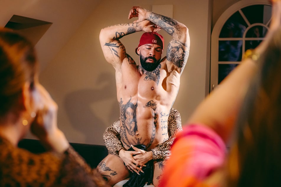 Leif (34) ist professioneller Stripper und wird für private Partys, aber auch von Clubs gebucht.