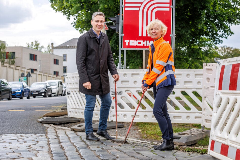 Stephan Kühn (44, Grüne) und Amtsleiterin Simone Prüfer (57) packten am Mittwochvormittag symbolisch mit an.