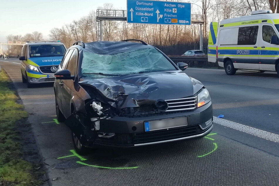Ein bislang unbekannter Fußgänger ist am Montagmorgen auf der A1 bei Gleuel von einem VW Passat erfasst worden. Polizisten sicherten die Spuren vor Ort.