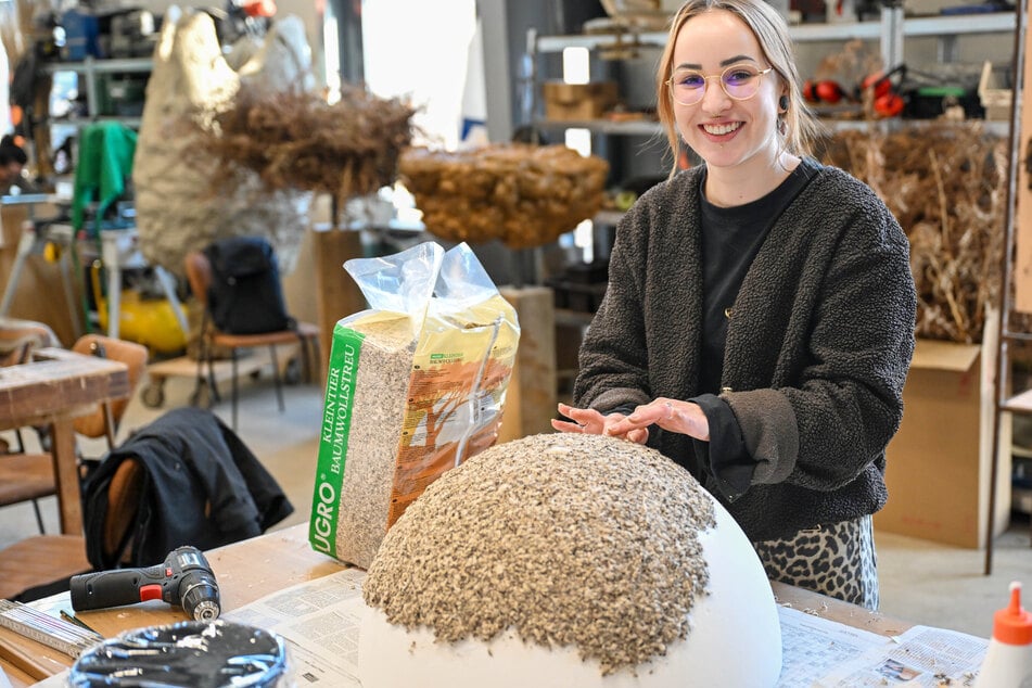 Mit Baumwollstreu aus der Tierhandlung ummantelt Meisterschülerin Julia Schwarze (26) ihre Blumenschale.
