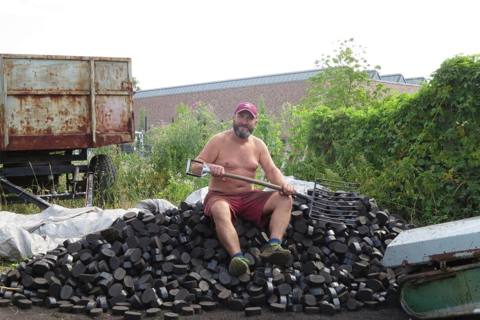Kohlehändler Hendrik Ebert (55) sitzt bei bleierner Hitze auf seinem immer kleiner werdenden Kohleberg. Nachschub bekommt er frühestens am 8. August.