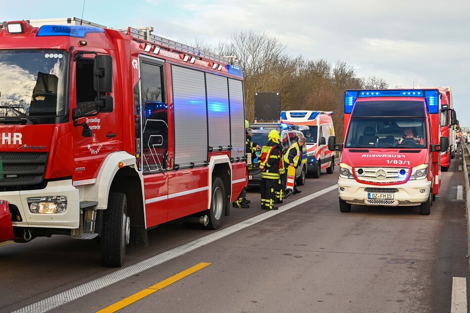 Polizei und Rettungskräfte waren am Montag gleich zweimal auf der A9 bei Leipzig gefordert. Zunächst hatte es gegen 10 Uhr gekracht. Später kollidierten mehrere Fahrzeuge am Stauende.