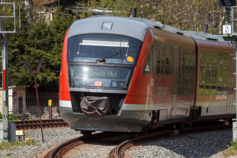 "Enorme Schläge unter dem Fahrzeug": Teenager legen Steine auf Gleise, Zug fährt drüber
