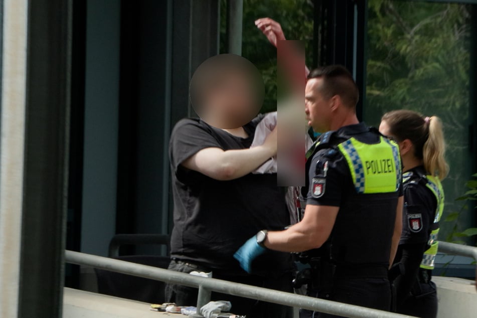 Bei einem Streit in Hamburg-Heimfeld sind zwei Personen verletzt worden.