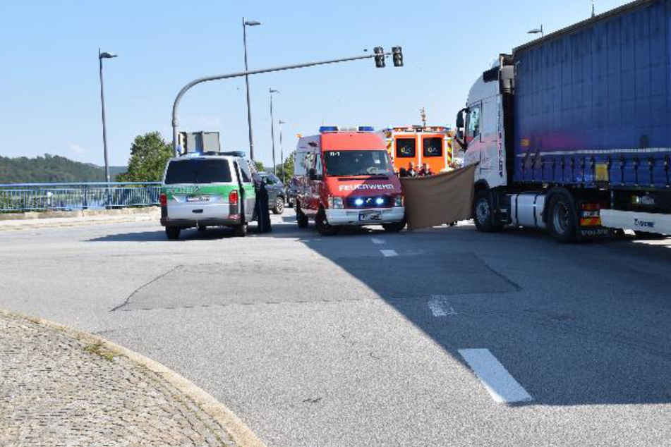 Einsatzkräfte stehen an der Unfallstelle in Niederbayern.