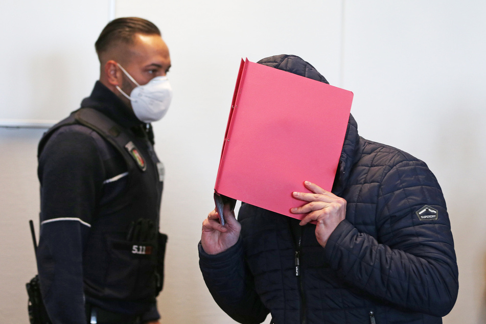 Der Angeklagte (r.) im Prozess wegen schweren sexuellen Missbrauchs von Kindern wurde im Kölner Landgerichts verurteilt, der Bundesgerichtshof hat die Strafe nun bestätigt.