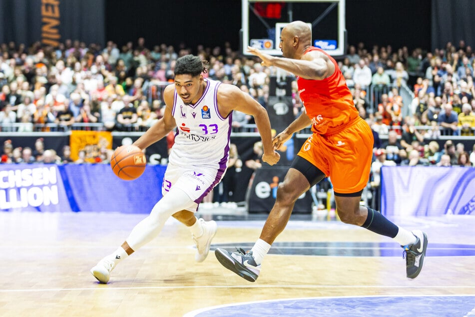 Deandre Lansdowne (Niners Chemnitz) im Zweikampf mit Kostja Mushidi (BG Göttingen).