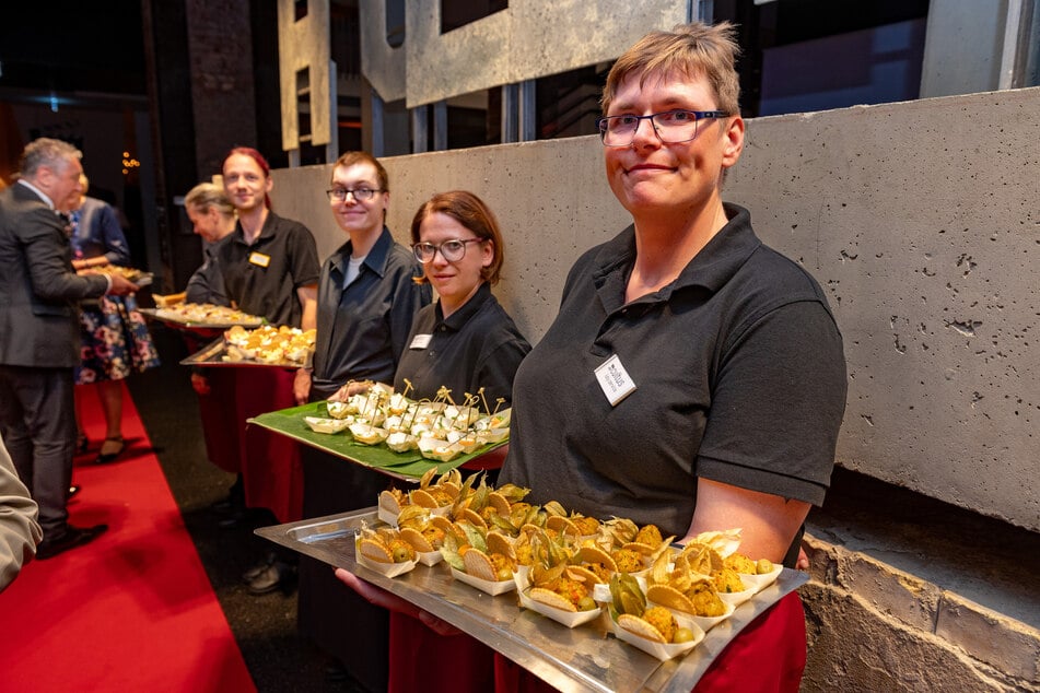 Die Mitarbeiter vom Luby Service stehen mit leckeren Häppchen Spalier.