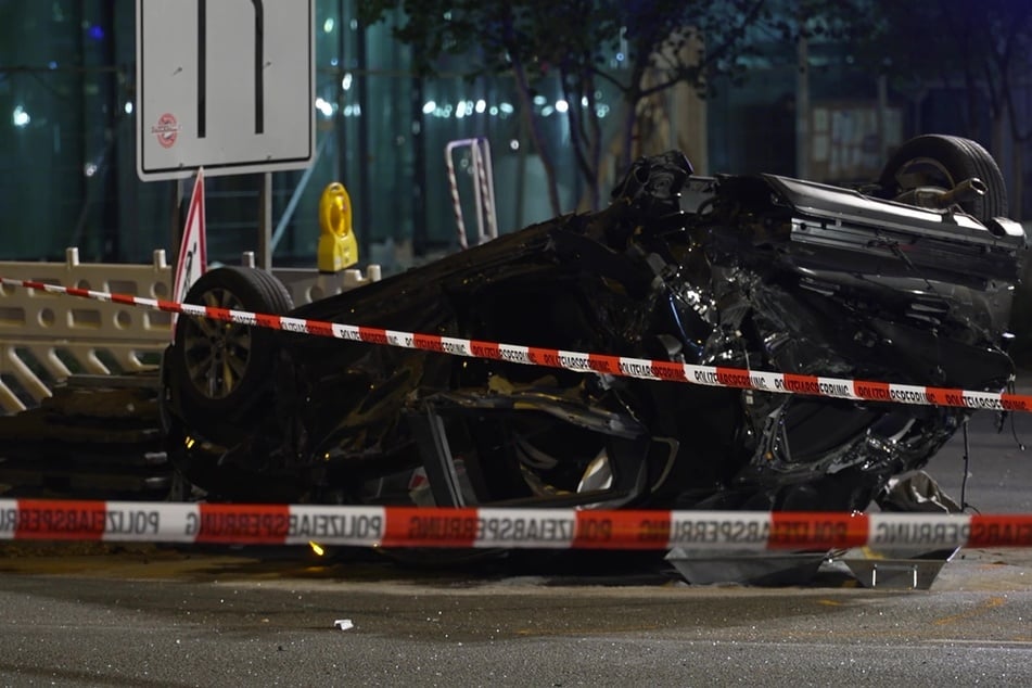 Von dem Unfallwagen blieb nur ein Wrack übrig.