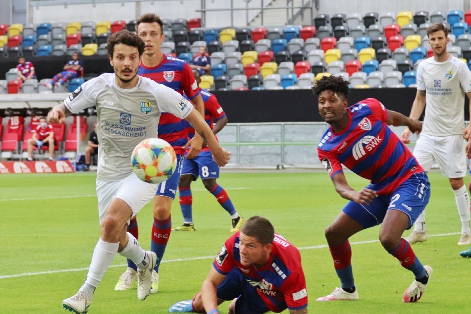 Philipp Hosiner (l.) traf in der 50. Minute nur den Querbalken des KFC-Tores.
