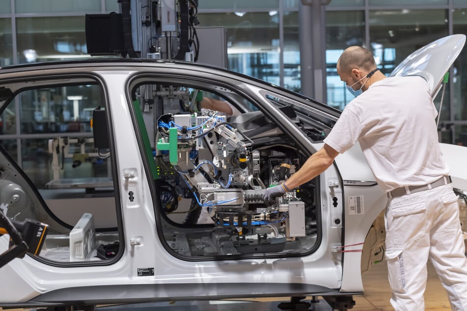 In Zwickau wird das Elektroauto ID.3 von VW hergestellt. Doch wegen drohender Lieferprobleme könnten die Bänder laut dem Verband der Automobilindustrie (VDA) demnächst still stehen.