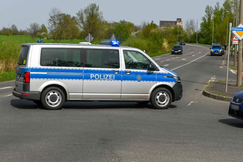 Leipzig: Polizeieinsatz an Leipziger Spielplatz: Mann bedroht Menschen mit Waffen