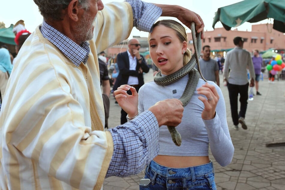 Shania Geiss (20) nutzt die Gunst der Stunde und lässt sich auf dem Gauklerplatz eine Schlange um den Hals legen.