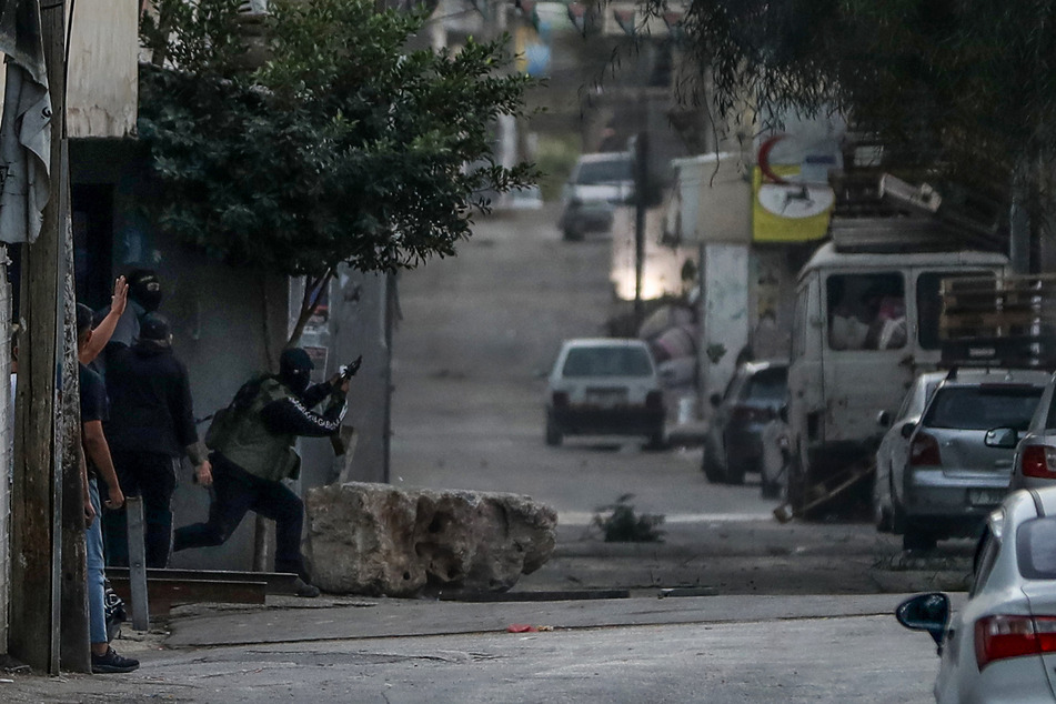 Bewaffnete Palästinenser schießen während einer Razzia im Lager Balata auf israelische Streitkräfte.