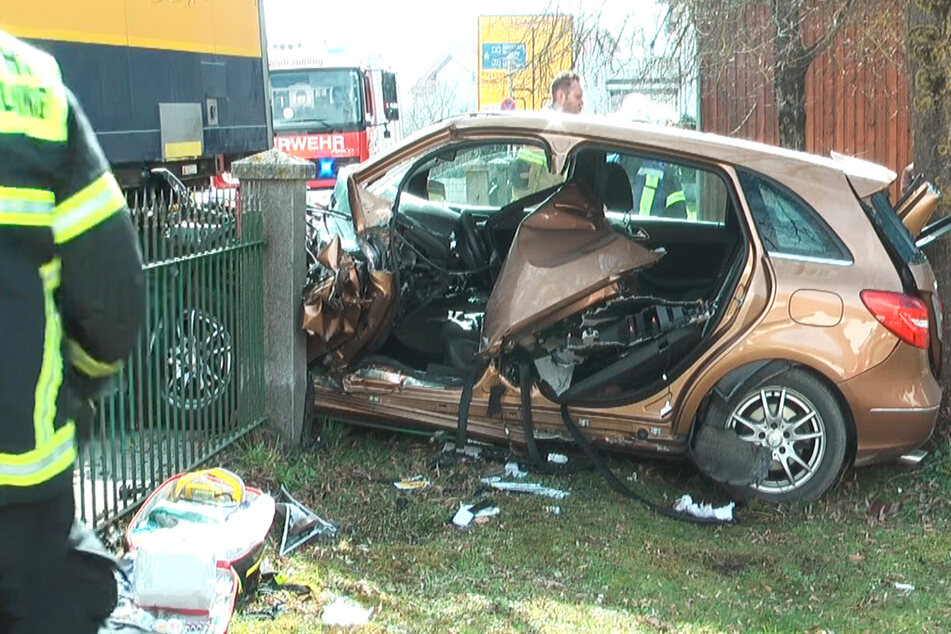 Der Mercedes wurde bei dem folgenschweren Unfall in Obertraubling zwischen dem Lkw-Anhänger und einem Baum eingekeilt.