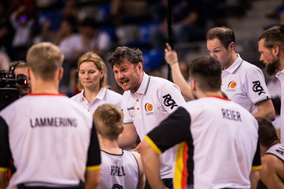 Trainer Michael Engel stimmt seine Mannschaft auf das Spiel ein.