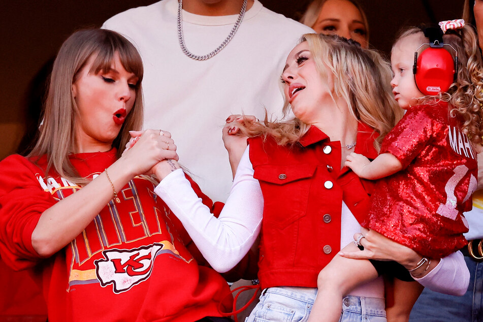 Taylor Swift (l.) watched Sunday's Chiefs-Chargers game alongside Brittany Mahomes.