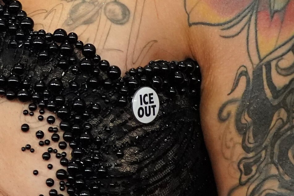 In Form von Pins an der Kleidung positionierten sich Stars gegen die US-Einwanderungsbehörde.