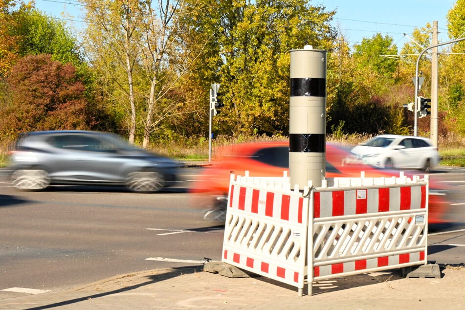 Bitte recht freundlich: Eine der in Leipzig neu errichteten kombinierten Rotlicht- und Geschwindigkeitsüberwachungsanlagen - die Stadt investiert in diesem und im kommenden Jahr insgesamt 1,83 Mio. Euro in die Erneuerung der stationären Verkehrsüberwachung.