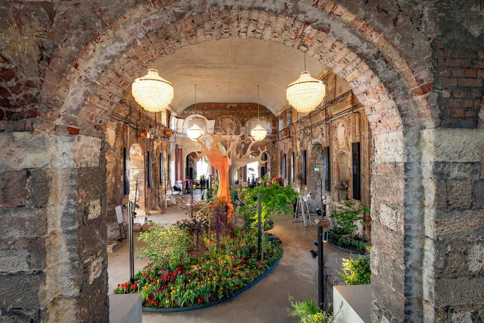 Der Saal im Obergeschoss wird von der großen Baumskulptur dominiert.