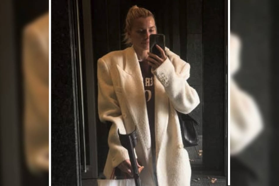 Lena Gercke (37) ist nach einem Sportunfall zurzeit auf Krücken unterwegs.