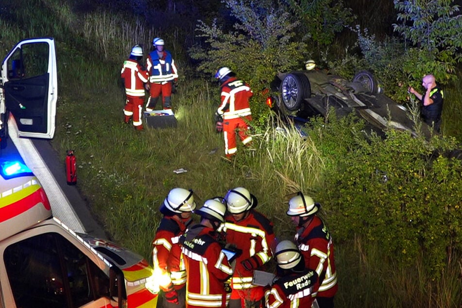 Unfall A1: BMW überschlägt sich und bleibt auf Dach liegen: Zwei Schwerverletzte