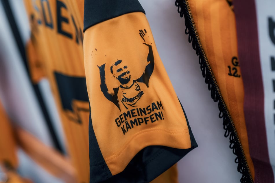 Nach der Vorbereitung werden die Trikots mit dem Konterfei von Lars Bünning (28) für einen guten Zwecks versteigert.