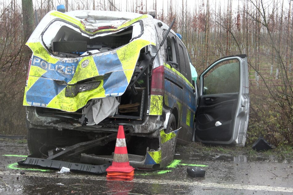 Ein Streifenwagen der Polizei ist am Dienstag auf einer Landstraße in Rheinbach bei Bonn mit einem entgegenkommenden Wagen kollidiert. Die Fahrerin (38) des Wagens erlitt dabei schwere Verletzungen.