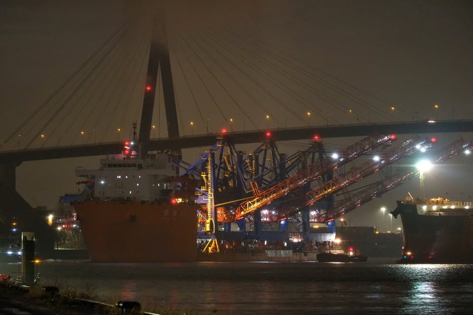 Das Transportschiff "Zhong Ren 121" passierte gegen 17 Uhr am Samstag die Köhlbrandbrücke.