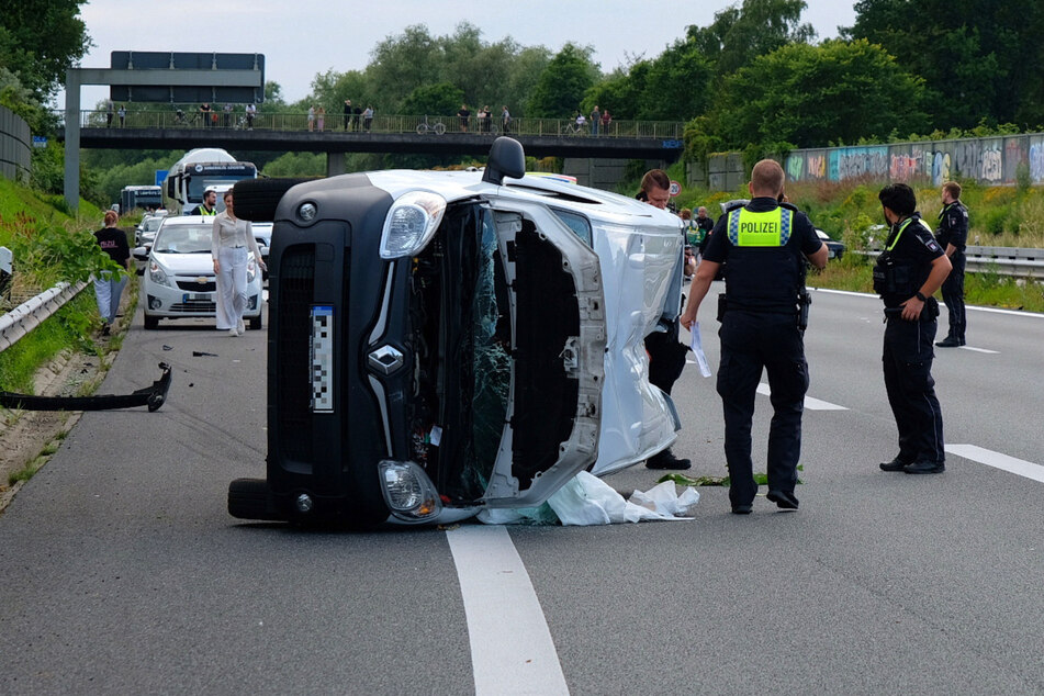 Die A25 in Hamburg war nach einem Unfall voll gesperrt. Mittlerweile hat die Polizei mitgeteilt, dass die Autobahn wieder frei ist.