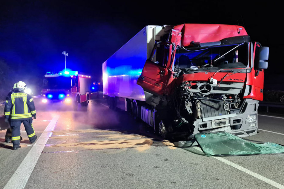 In der Nacht zu Dienstag ist ein Sattelzug auf der A2 zwischen Lehnin und Netzen in eine Nachtbaustelle gekracht und hat ein Trümmerfeld hinterlassen.