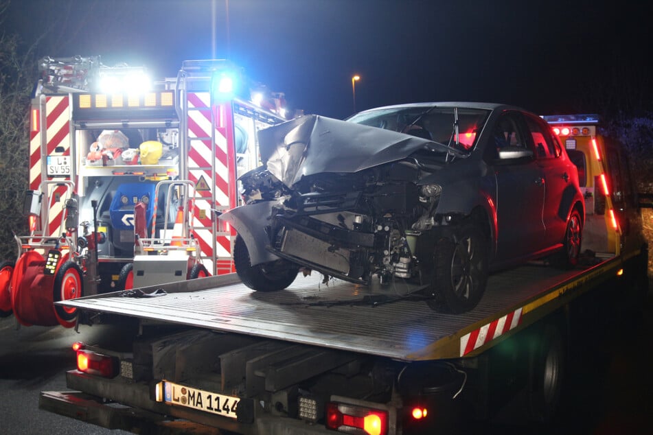 Eine 19-Jährige ist mit ihrem VW am Mittwochabend im Leipziger Westen gegen eine Laterne gekracht.
