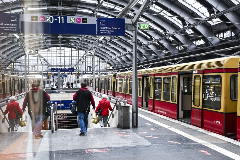 Am Ostbahnhof können Fahrgäste am Freitag der Stimme von Billie Eilish lauschen.