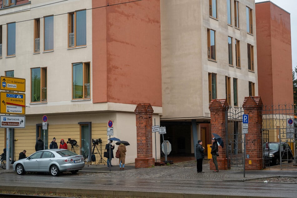 Journalisten stehen vor einer Potsdamer Klinik.
