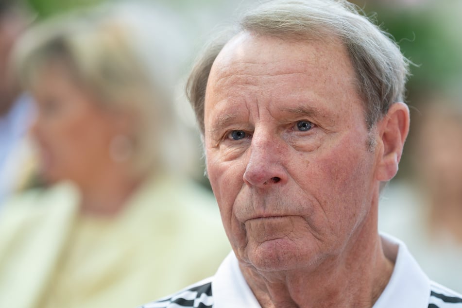 Berti Vogts (77), der mit Deutschland 1996 Europameister wurde, findet, dass eine Regeländerungen in Sachen VAR hermuss.